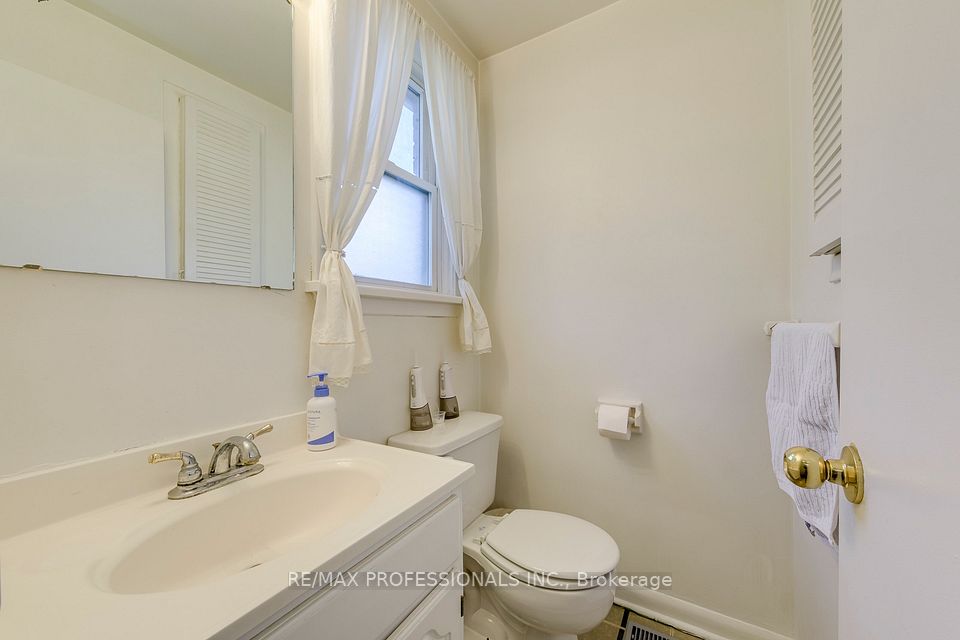 256 Wellesworth Drive, Toronto, ON M9C 4S6 11