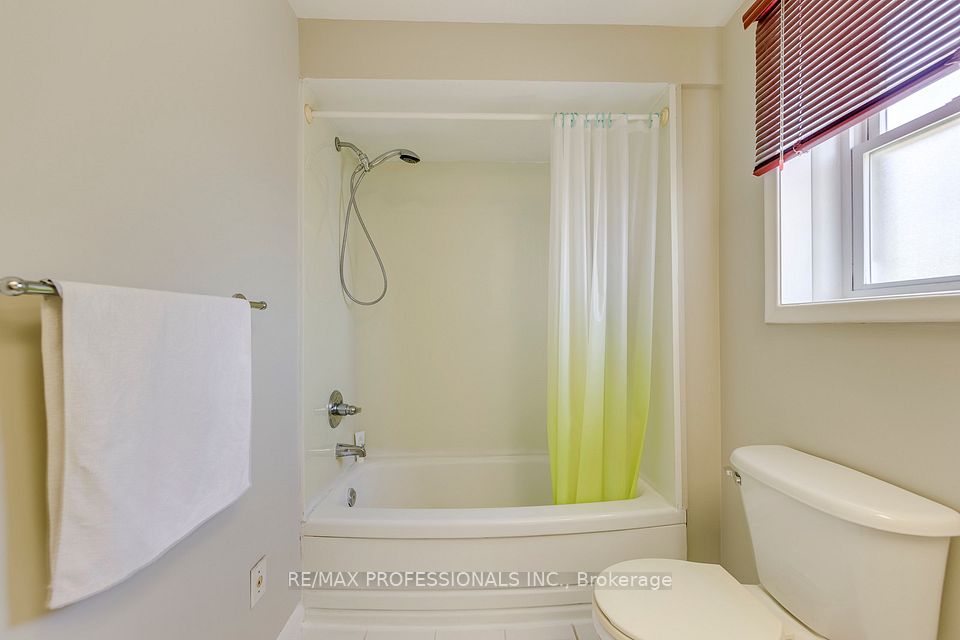 256 Wellesworth Drive, Toronto, ON M9C 4S6 19