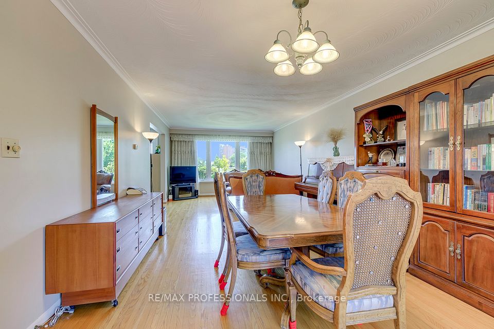256 Wellesworth Drive, Toronto, ON M9C 4S6 6