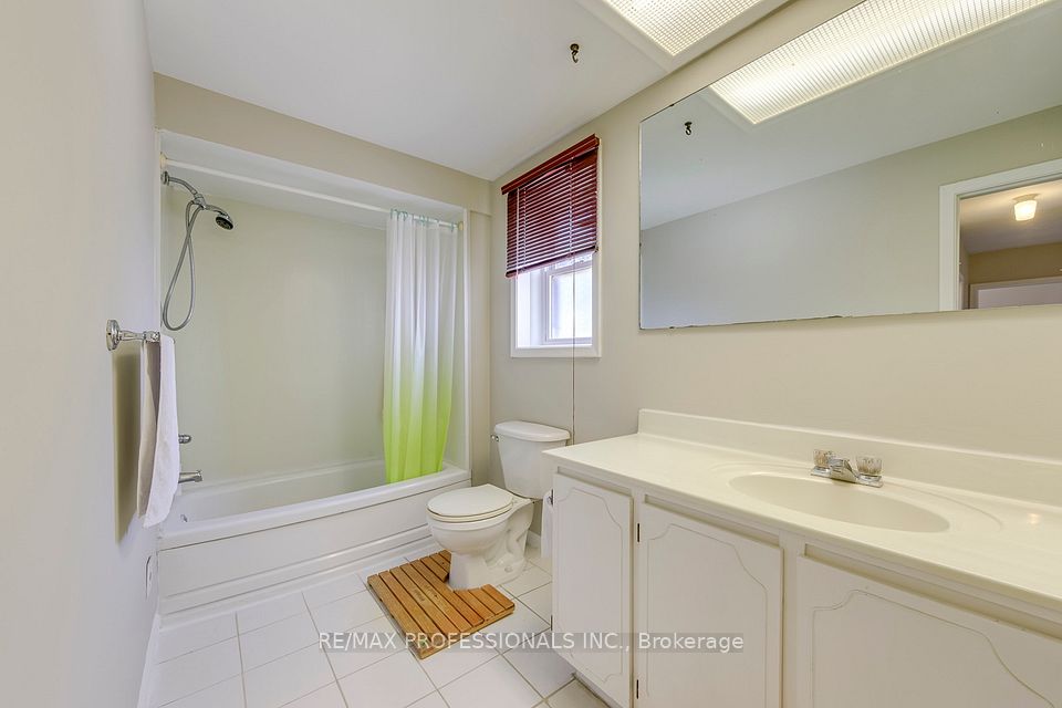 256 Wellesworth Drive, Toronto, ON M9C 4S6 18