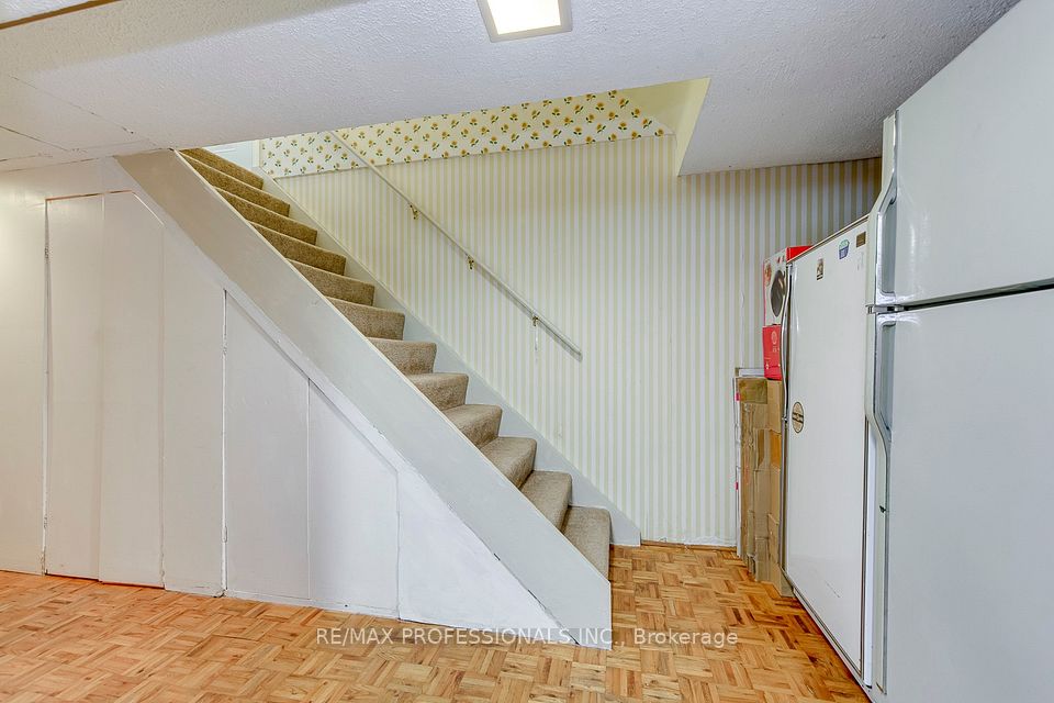 256 Wellesworth Drive, Toronto, ON M9C 4S6 20