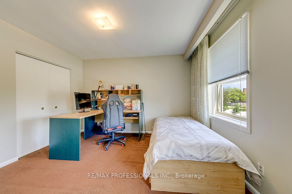 256 Wellesworth Drive, Toronto, ON M9C 4S6 15
