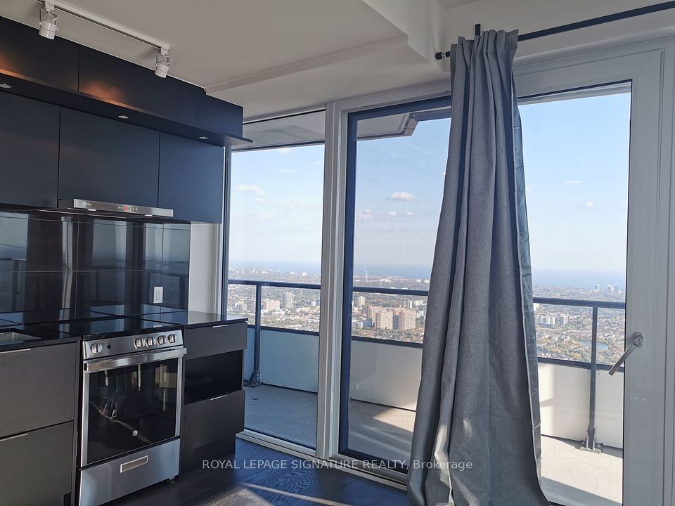 448 Burhamthorpe Road W 6711, Mississauga, ON L5B 0R4 5