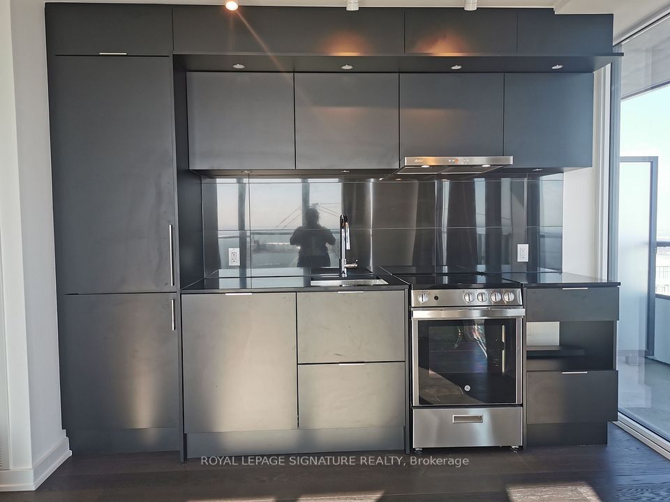 448 Burhamthorpe Road W 6711, Mississauga, ON L5B 0R4 4