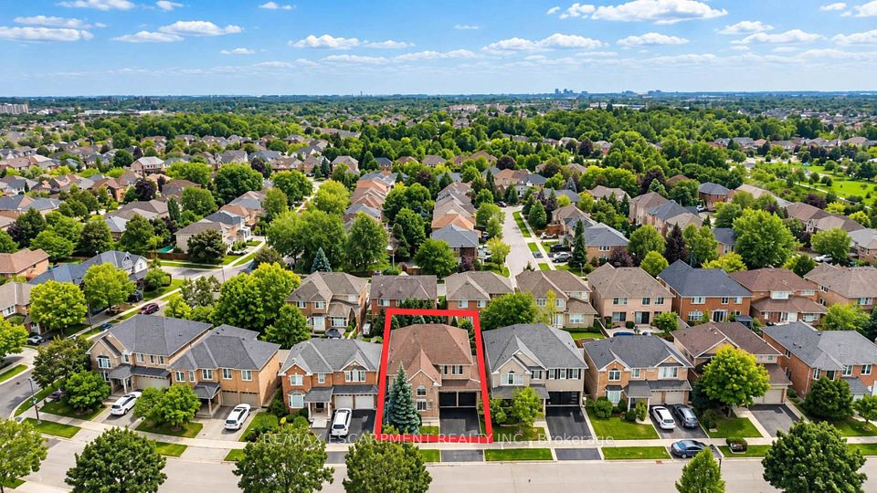 1396 Thorncrest Crescent, Oakville, ON L6M 3Y9 2