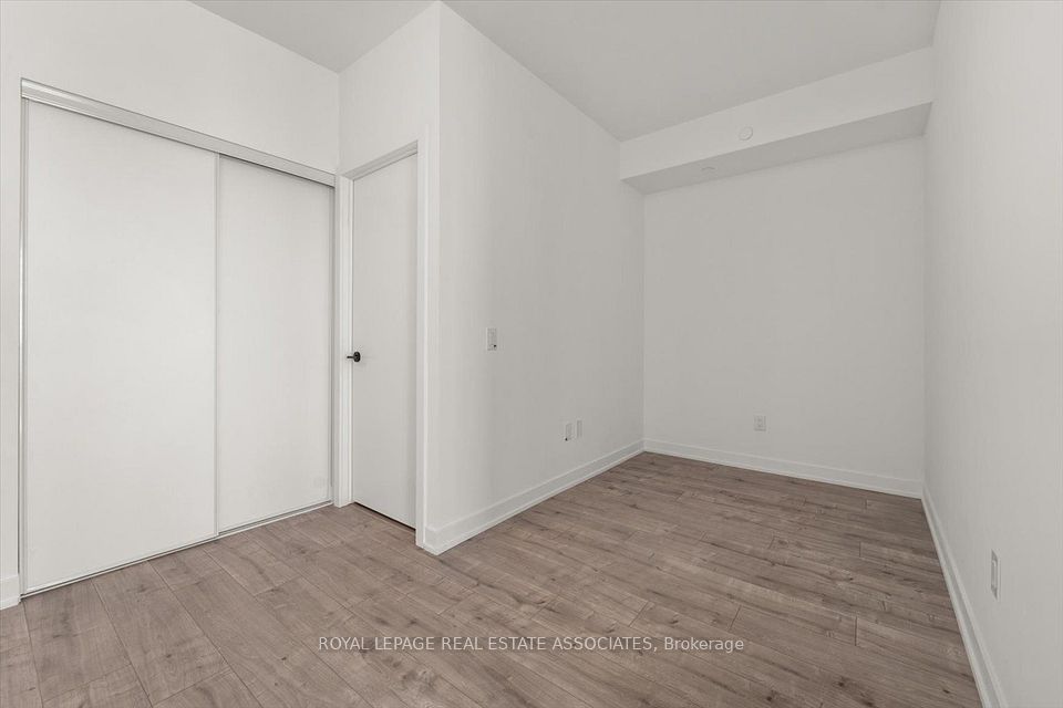220 Missinnihe Way 1309, Mississauga, ON L5H 0A9 13