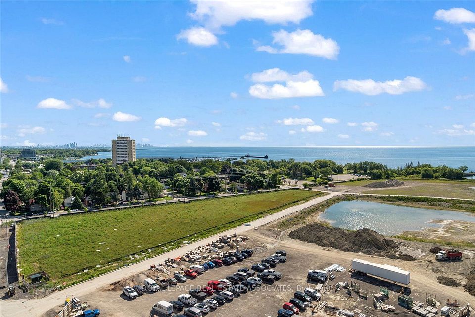 220 Missinnihe Way 1309, Mississauga, ON L5H 0A9 7