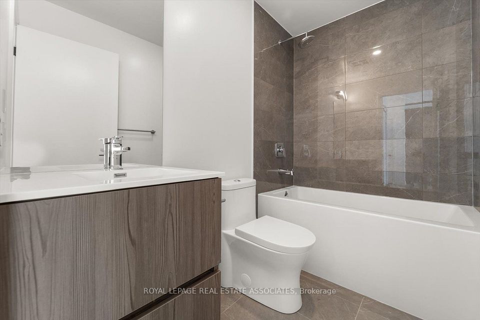 220 Missinnihe Way 1309, Mississauga, ON L5H 0A9 24