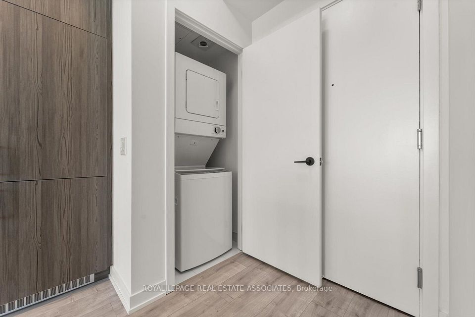 220 Missinnihe Way 1309, Mississauga, ON L5H 0A9 25