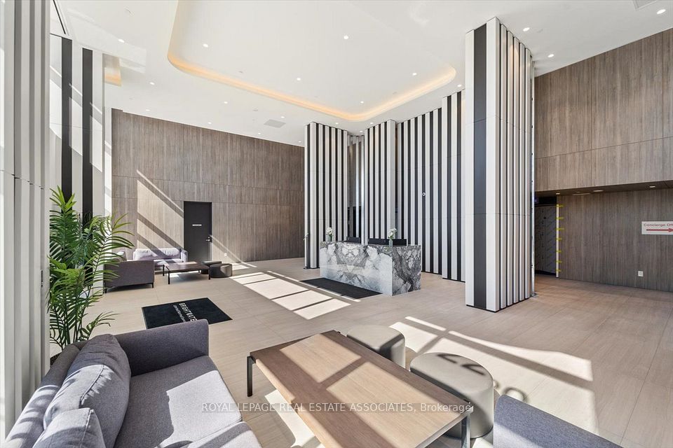 220 Missinnihe Way 1309, Mississauga, ON L5H 0A9 2