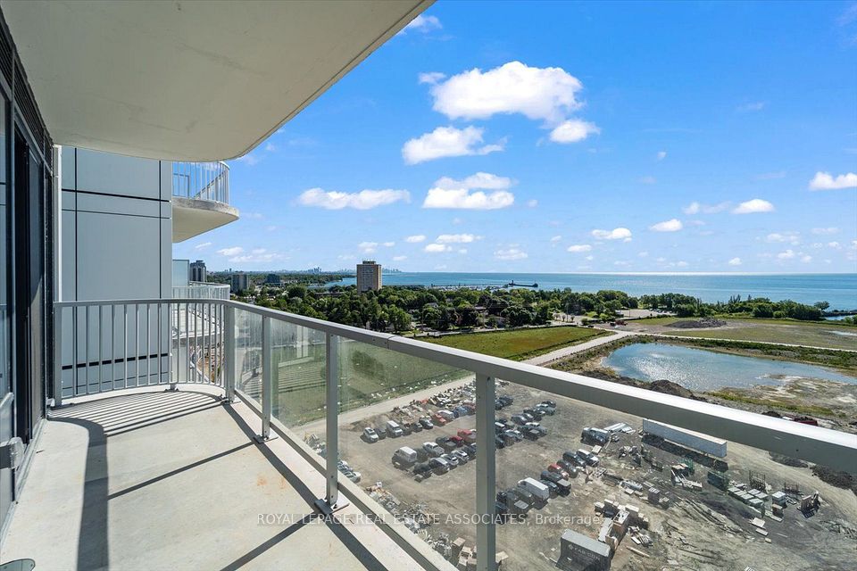 220 Missinnihe Way 1309, Mississauga, ON L5H 0A9 5