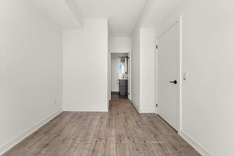 220 Missinnihe Way 1309, Mississauga, ON L5H 0A9 17