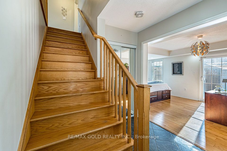 102 Decker Hollow Circle, Brampton, ON L6X 0L5 18