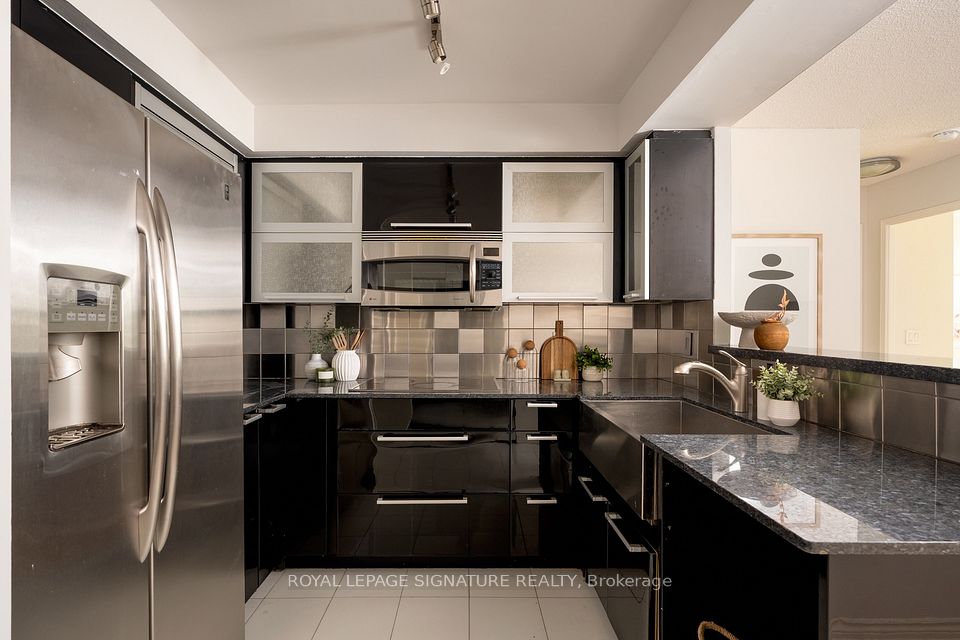 17 Michael Power Place 601, Toronto, ON M9A 5G5 4