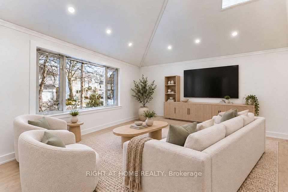 1480 Kenmuir Avenue, Mississauga, ON L5G 4B5 2