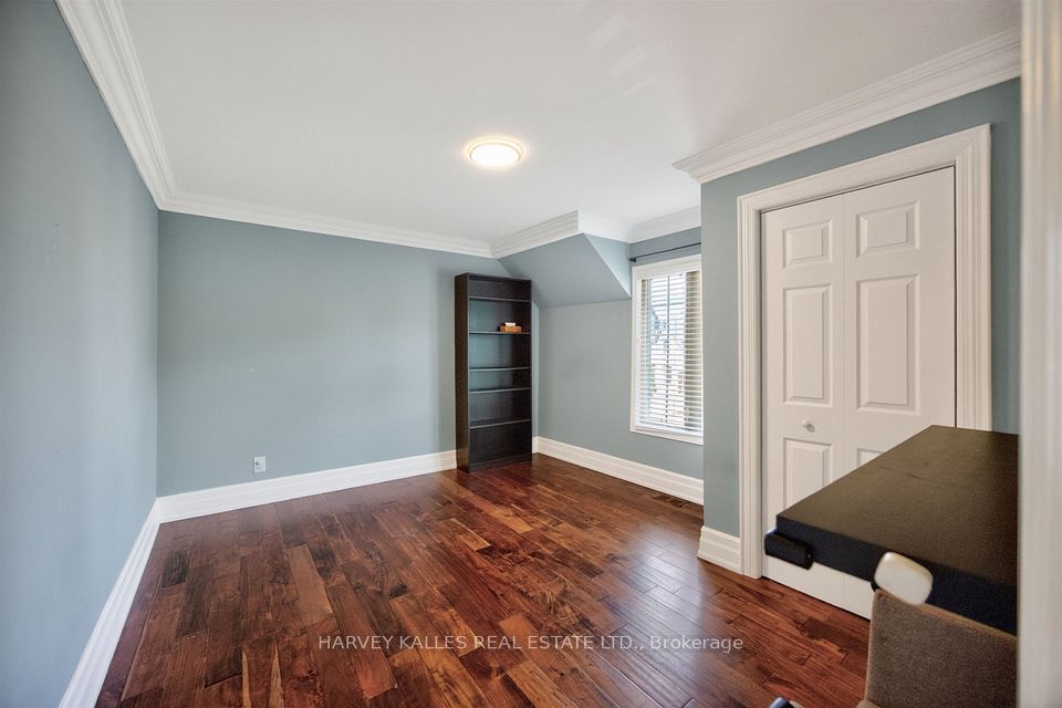 17 Lockheed Boulevard, Toronto, ON M9P 2H5 23