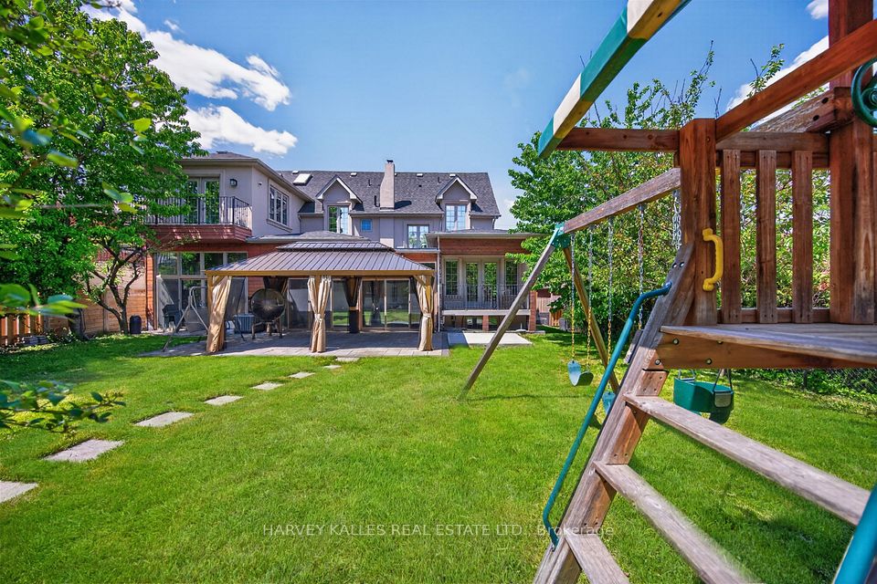 17 Lockheed Boulevard, Toronto, ON M9P 2H5 2