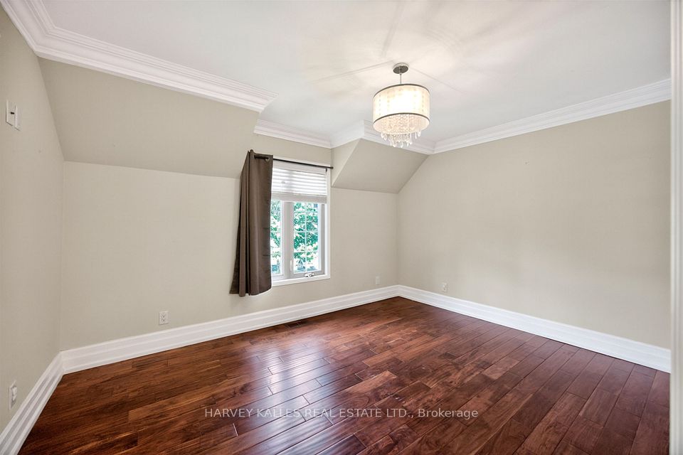 17 Lockheed Boulevard, Toronto, ON M9P 2H5 19