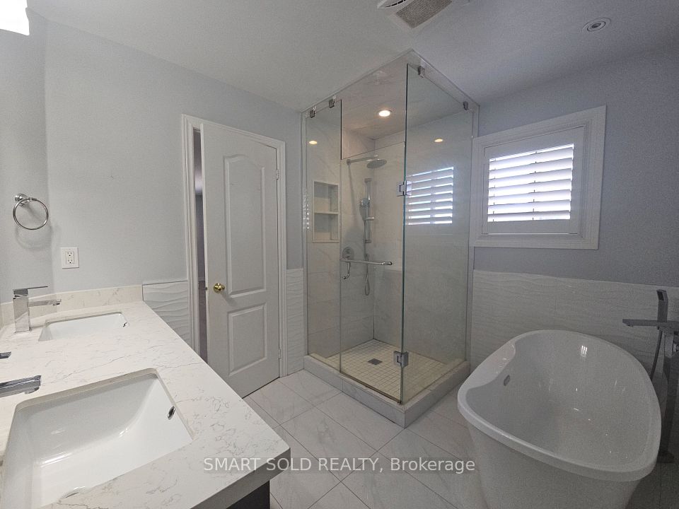 10 Fairhill Avenue # Main + 2nd floor, Brampton, ON L7A 2A9 14
