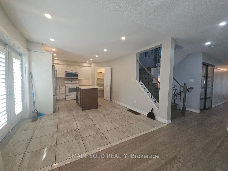 10 Fairhill Avenue # Main + 2nd floor, Brampton, ON L7A 2A9 5