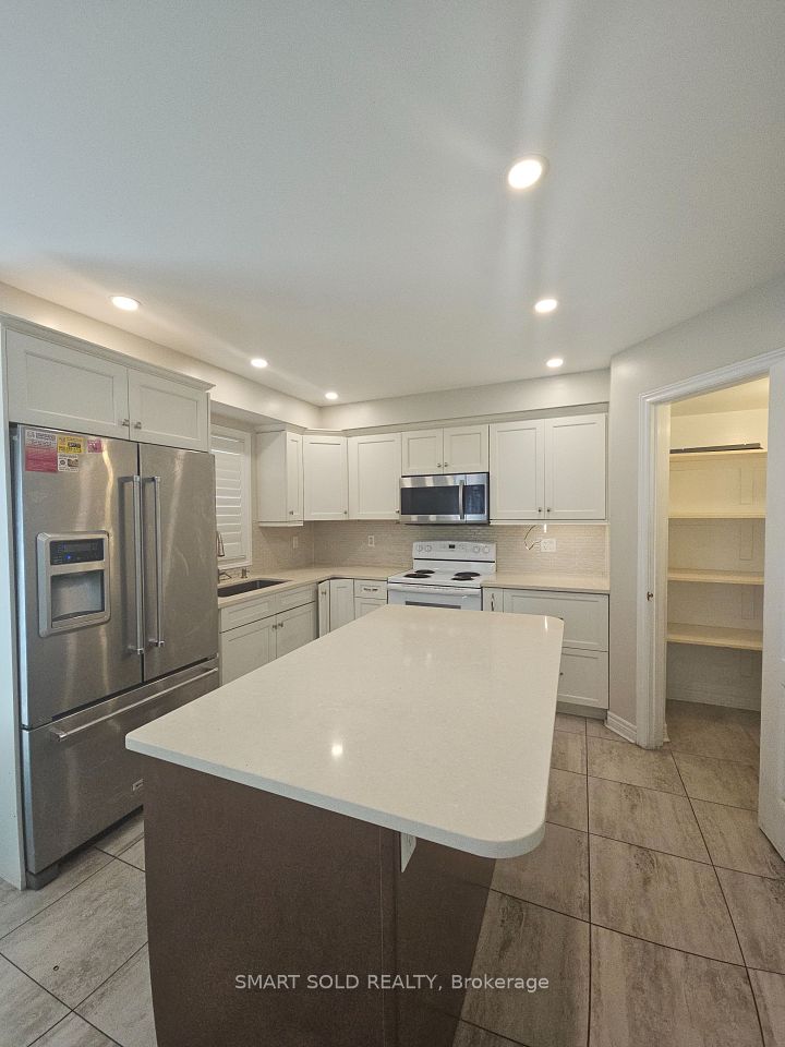 10 Fairhill Avenue # Main + 2nd floor, Brampton, ON L7A 2A9 6