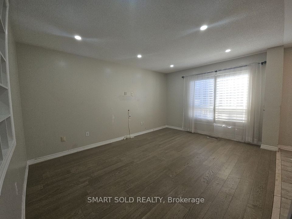 10 Fairhill Avenue # Main + 2nd floor, Brampton, ON L7A 2A9 7