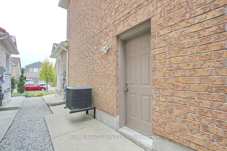 52 Lennon Trail, Brampton, ON L6Y 5P7 4