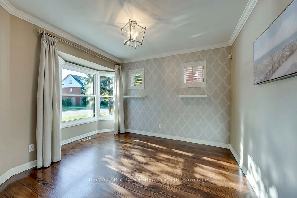 241 Lexington Road, Oakville, ON L6H 6L5 7
