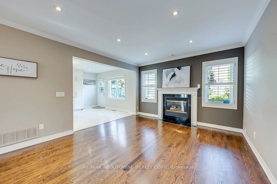 241 Lexington Road, Oakville, ON L6H 6L5 12