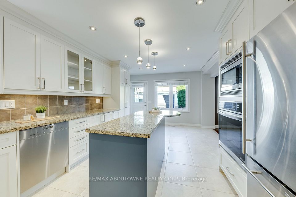 241 Lexington Road, Oakville, ON L6H 6L5 16