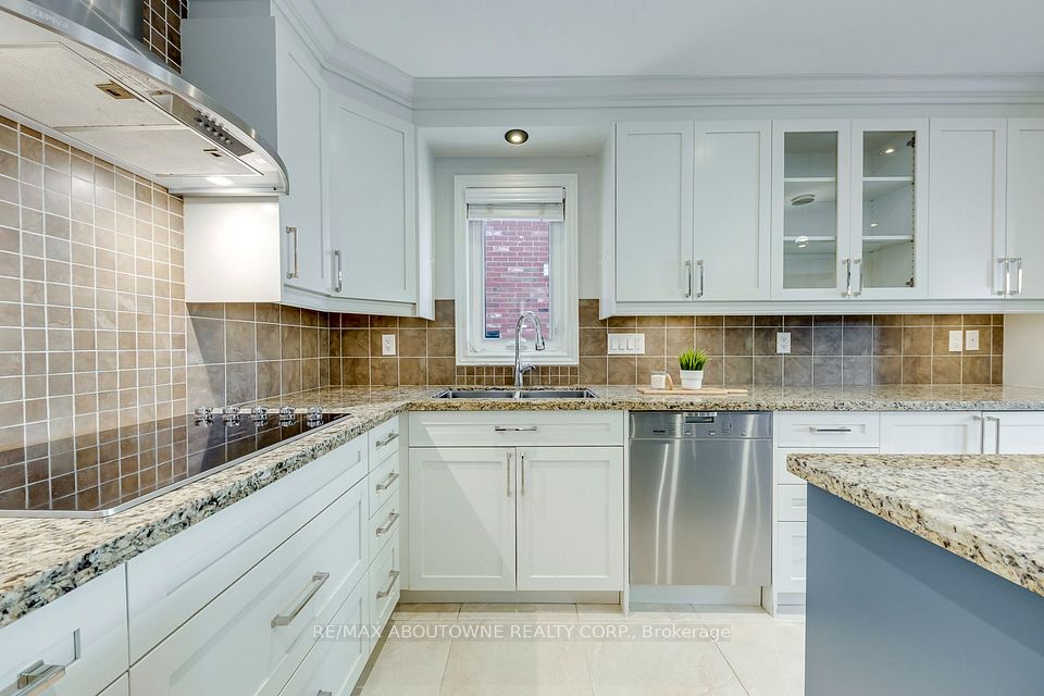 241 Lexington Road, Oakville, ON L6H 6L5 17