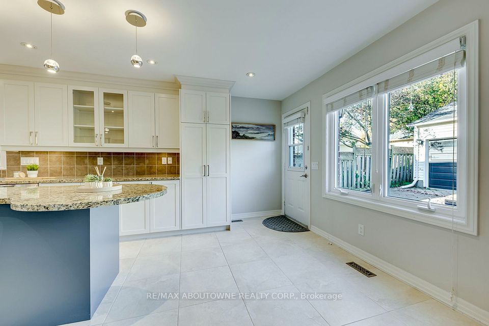 241 Lexington Road, Oakville, ON L6H 6L5 18