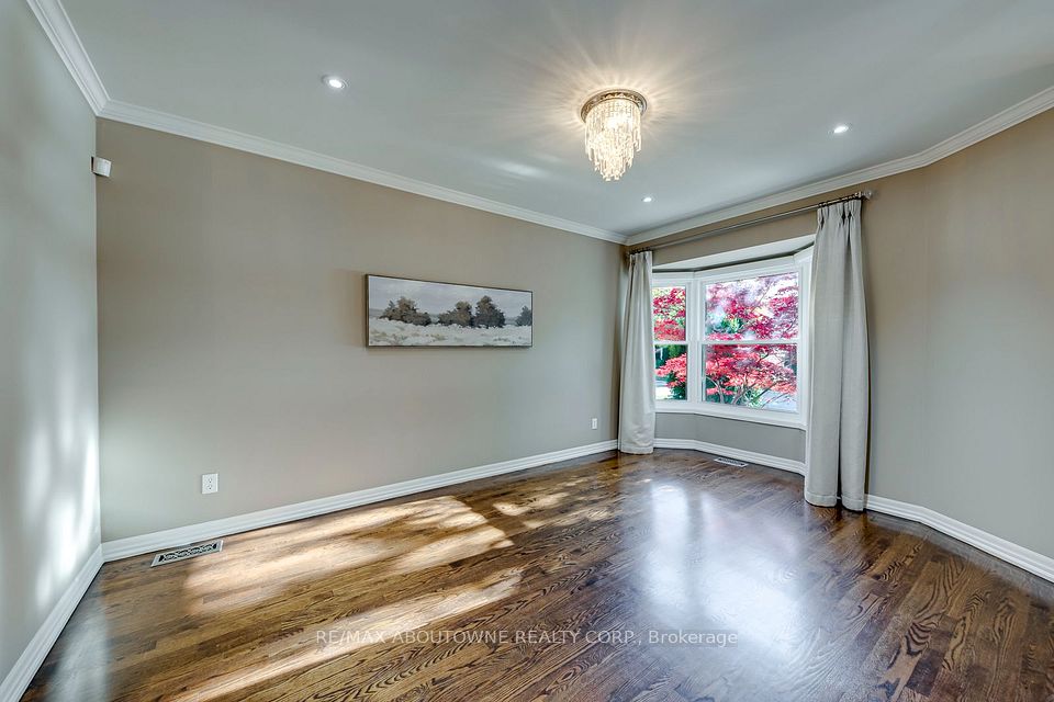241 Lexington Road, Oakville, ON L6H 6L5 4