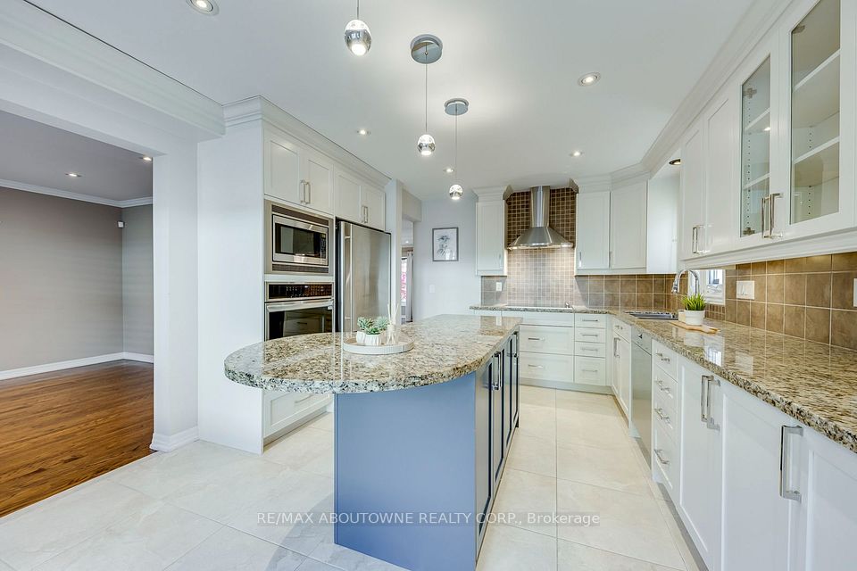 241 Lexington Road, Oakville, ON L6H 6L5 14