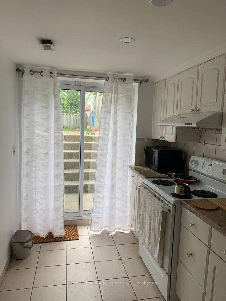 3485 Oakglade Crescent B, Mississauga, ON L5C 1X4 5