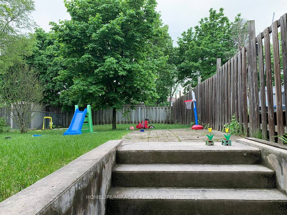 3485 Oakglade Crescent B, Mississauga, ON L5C 1X4 4