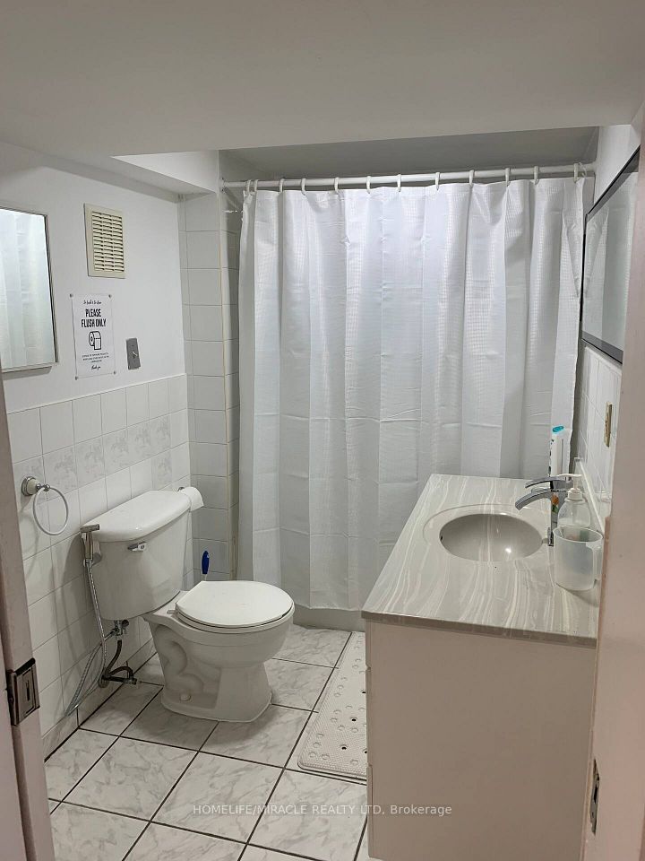 3485 Oakglade Crescent B, Mississauga, ON L5C 1X4 9