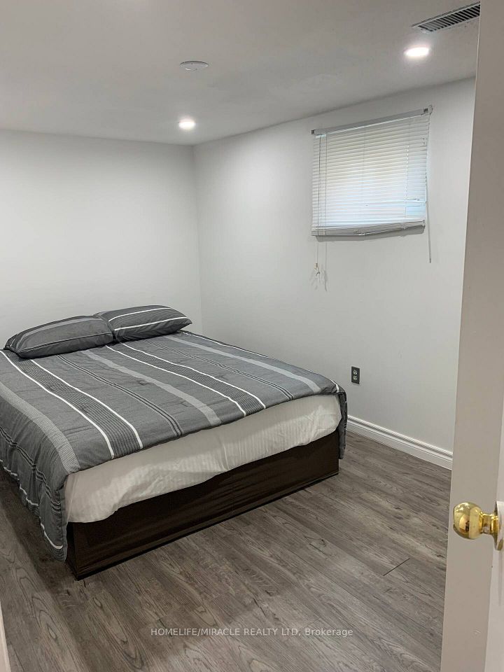 3485 Oakglade Crescent B, Mississauga, ON L5C 1X4 7
