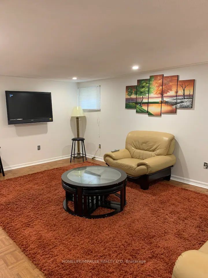 3485 Oakglade Crescent B, Mississauga, ON L5C 1X4 2