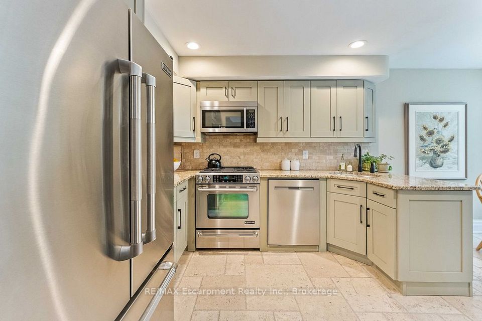 2331 Marine Drive, Oakville, ON L6L 1C2 4
