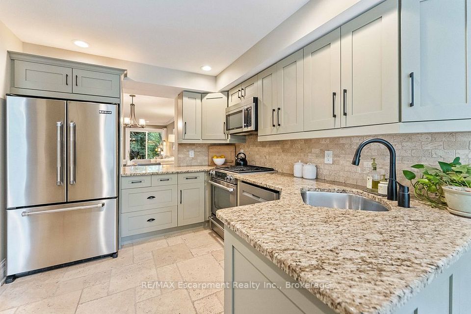 2331 Marine Drive, Oakville, ON L6L 1C2 6