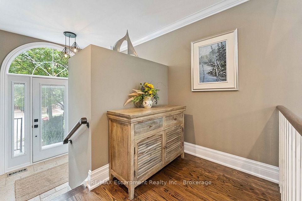 2331 Marine Drive, Oakville, ON L6L 1C2 3