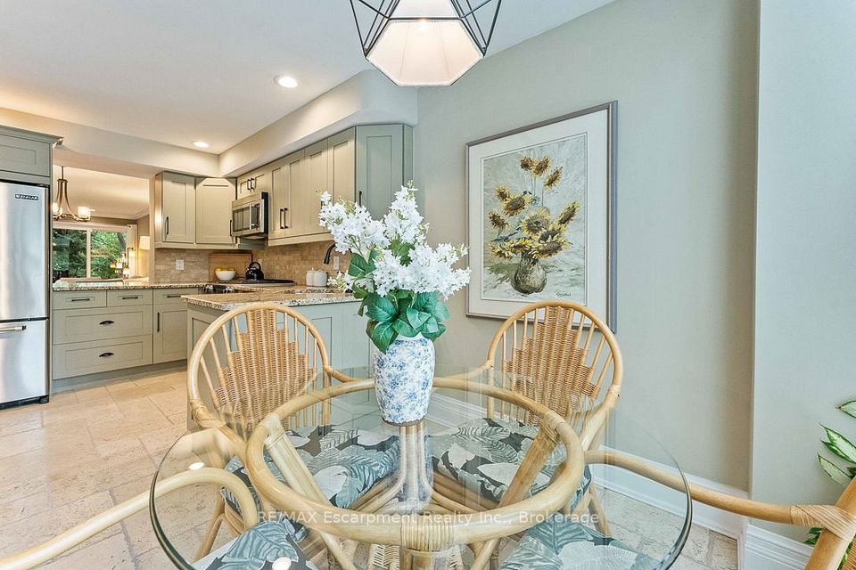 2331 Marine Drive, Oakville, ON L6L 1C2 8