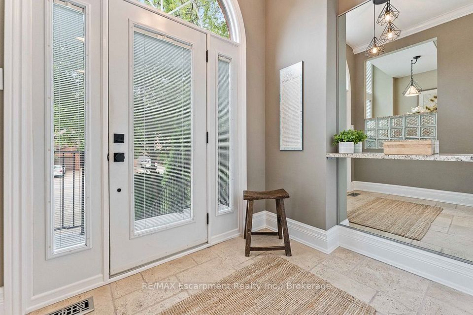 2331 Marine Drive, Oakville, ON L6L 1C2 2