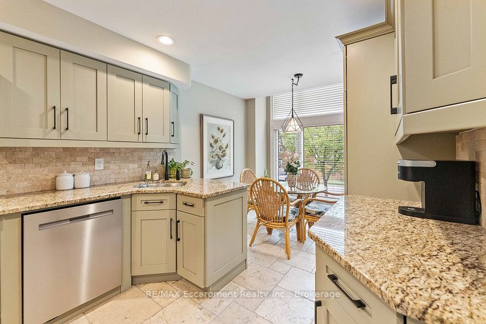 2331 Marine Drive, Oakville, ON L6L 1C2 5