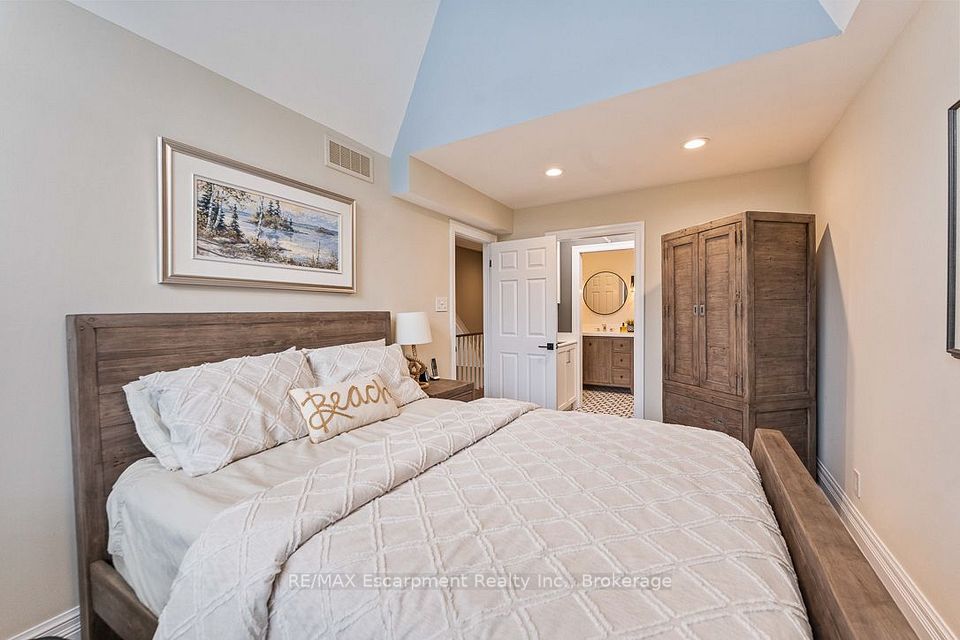 2331 Marine Drive, Oakville, ON L6L 1C2 16