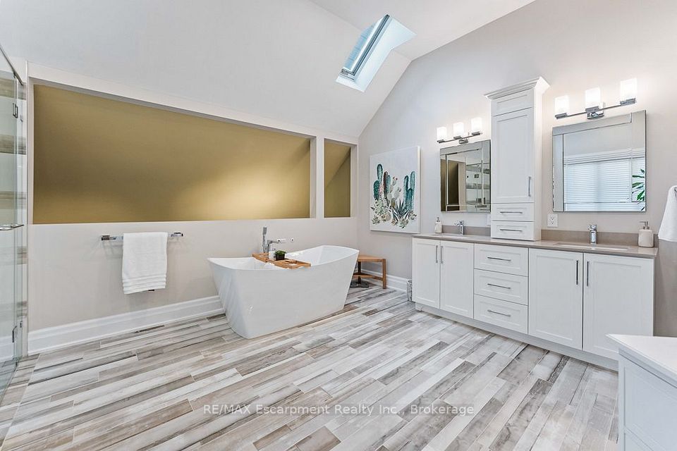 2331 Marine Drive, Oakville, ON L6L 1C2 24