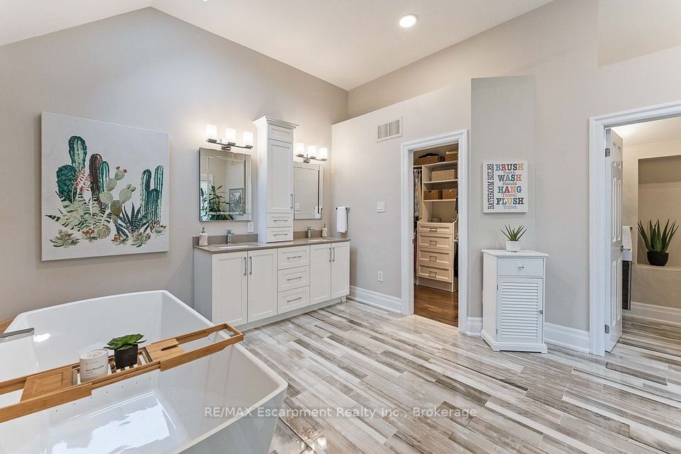 2331 Marine Drive, Oakville, ON L6L 1C2 25