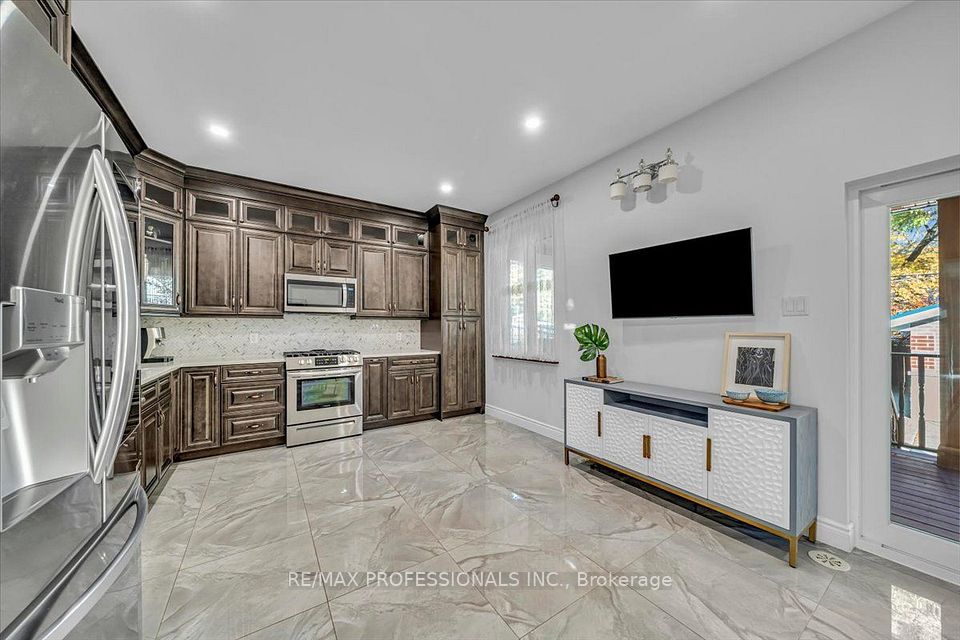 3 Gair Drive, Toronto, ON M8W 4P2 18