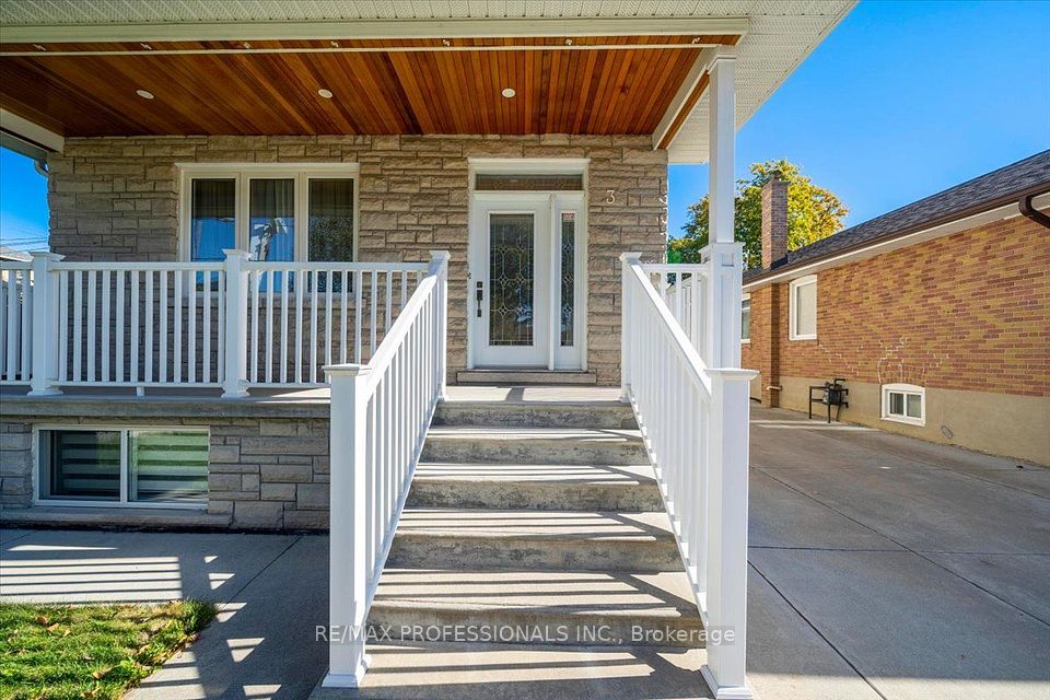 3 Gair Drive, Toronto, ON M8W 4P2 5